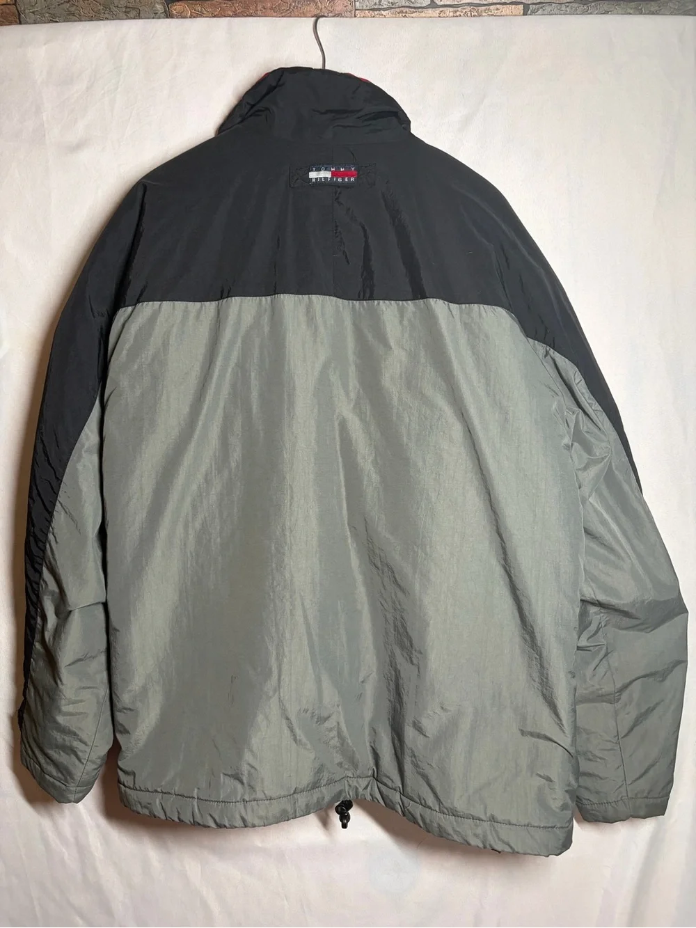 Vintage Tommy Hilfiger Men's Black & Gray Puffer Jacket with Red Lining
